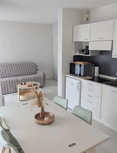 T2 Ouvert A 5 Min Des Plages, Au Calme, Avec Balcon Et Garage Apartmán