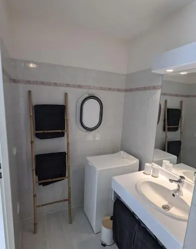 Apartmán T2 Ouvert A 5 Min Des Plages, Au Calme, Avec Balcon Et Garage