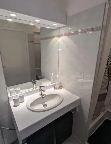 Apartmán T2 Ouvert A 5 Min Des Plages, Au Calme, Avec Balcon Et Garage