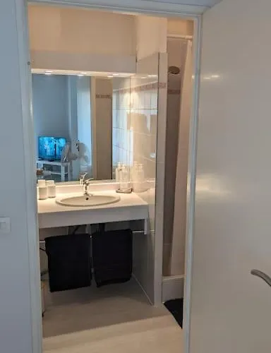 T2 Ouvert A 5 Min Des Plages, Au Calme, Avec Balcon Et Garage Apartmán