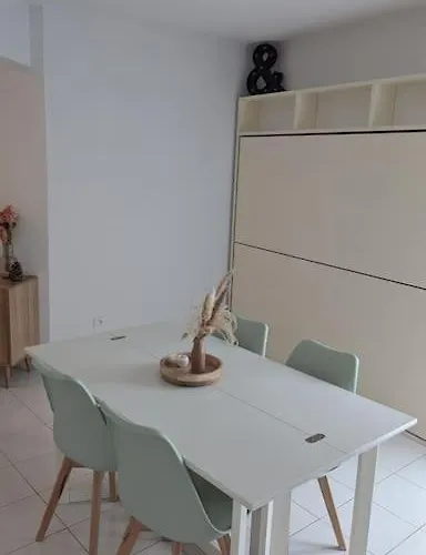 T2 Ouvert A 5 Min Des Plages, Au Calme, Avec Balcon Et Garage