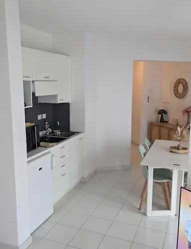 T2 Ouvert A 5 Min Des Plages, Au Calme, Avec Balcon Et Garage