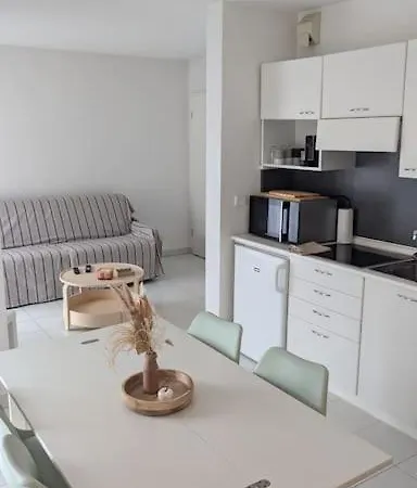 T2 Ouvert A 5 Min Des Plages, Au Calme, Avec Balcon Et Garage Apartman