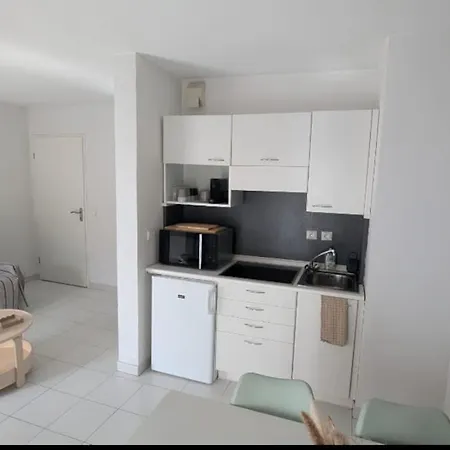 T2 Ouvert A 5 Min Des Plages, Au Calme, Avec Balcon Et Garage Apartman