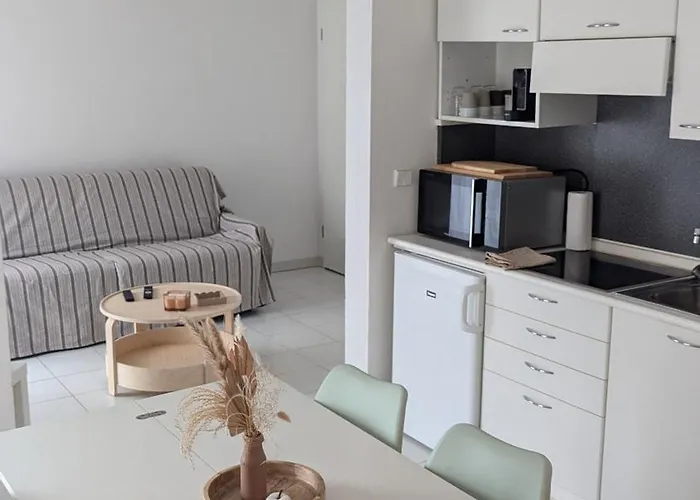 T2 Ouvert A 5 Min Des Plages, Au Calme, Avec Balcon Et Garage *